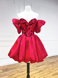Mini-robe, robe de bal courte en satin rouge, robe courte de bal de rentrée